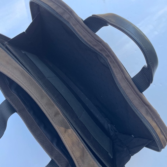 TUMI brown nylon large screen laptop case 17” - Picture 10 of 11